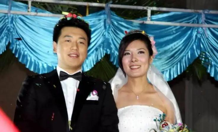 2008年，北京奥运上，杜丽对师弟庞伟说：“你向我求婚吧，我老了，不想等了。”庞