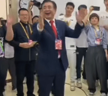 这一瞬间！何其相似！新任足协主席宋凯，这么看起来确实跟陈戌源有几分相似[泪奔]
