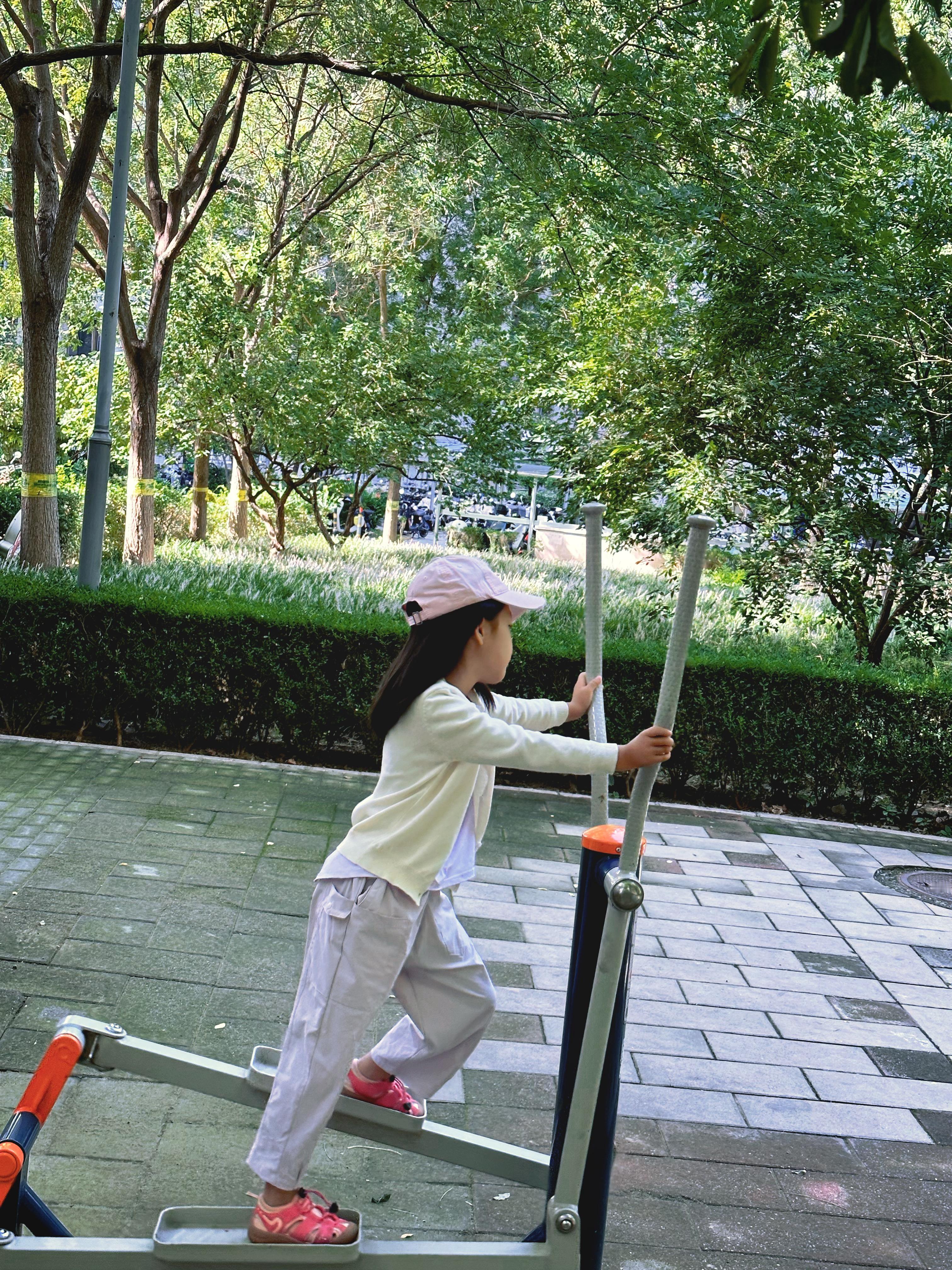 妹妹把语文都学完了，题也做完，我说带她出来放放风。今儿外面天气特别舒服，穿件小外