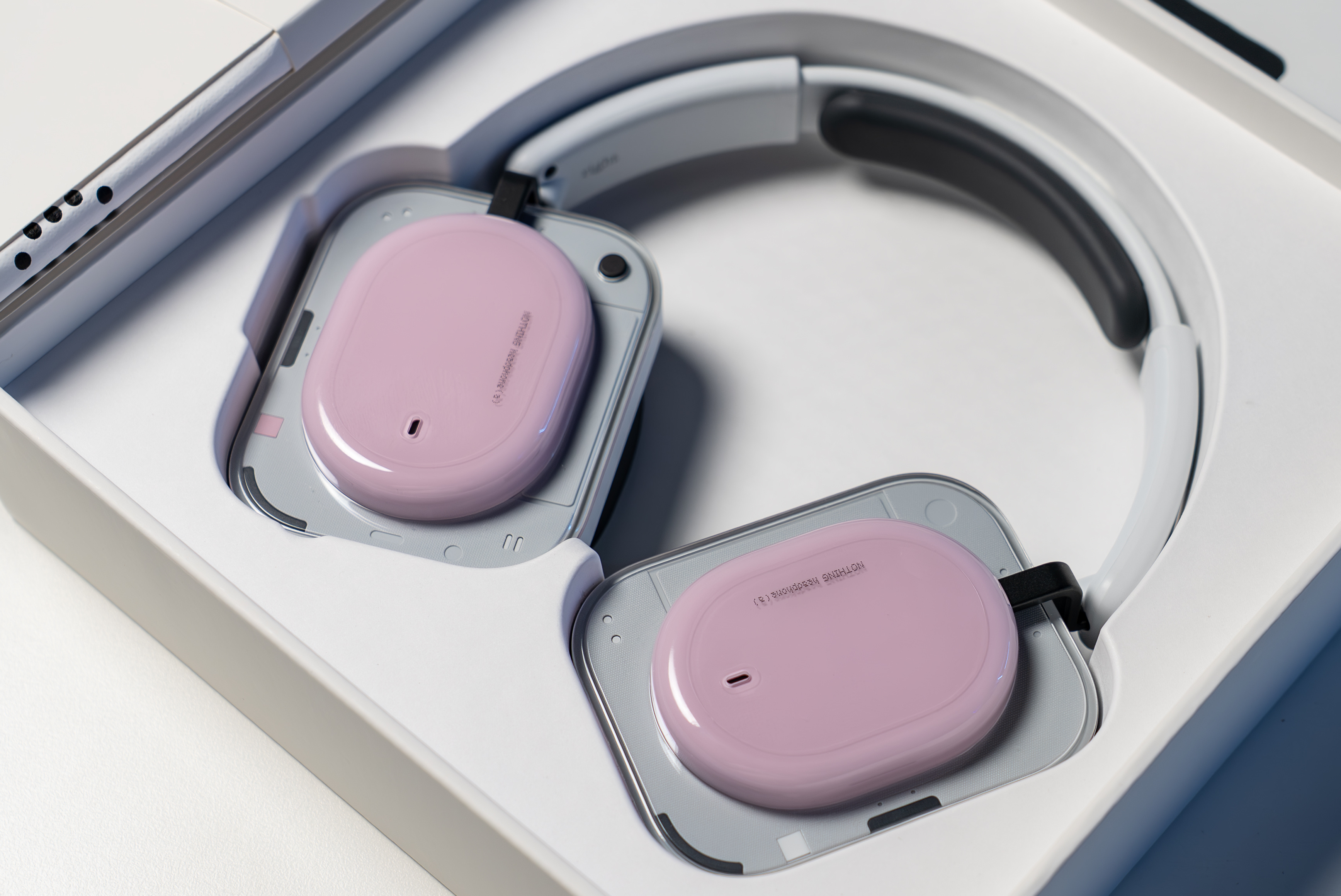 我们收到了 Nothing Headphone（a）的粉色版本，真好看啊这个耳机