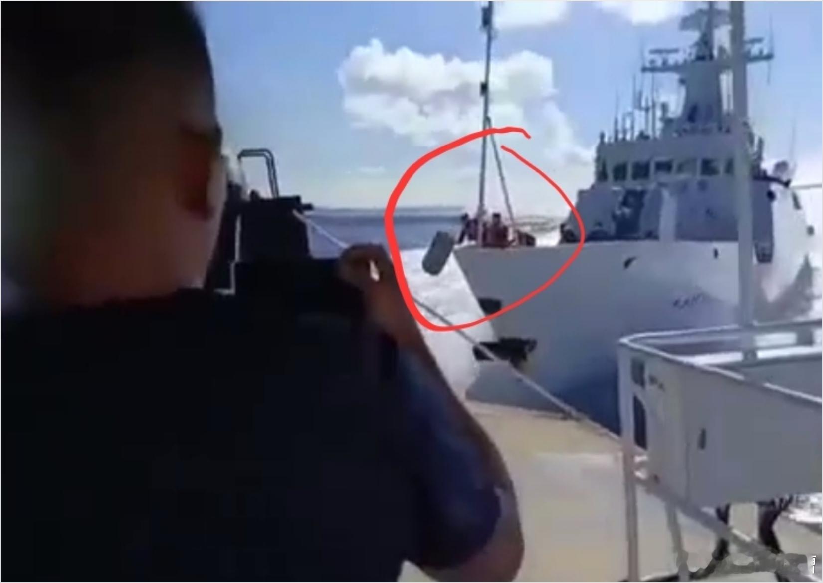 中国海警依法对菲船予以驱离虽然我也不想往坏处想，但是海警船头这两个兄弟真的凶多吉