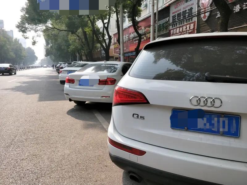 佛山南海区桂平东路一条两百米的人行道上，竟违停了二三十台车辆。不少车辆长期停放，