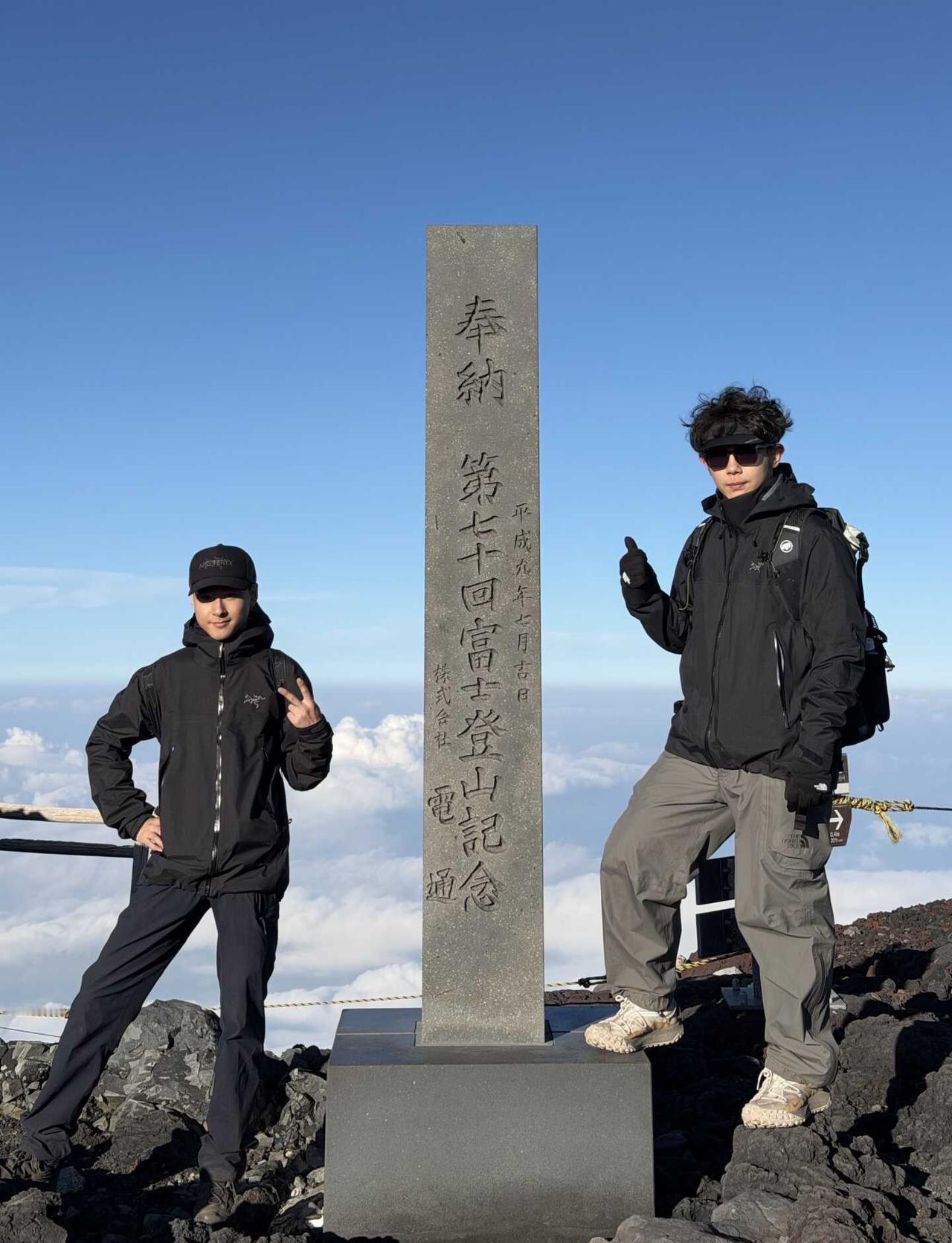 8.19富士山登顶记录
风景真的很美，仿佛漫步在云端，平时只能远眺欣赏的富士山此