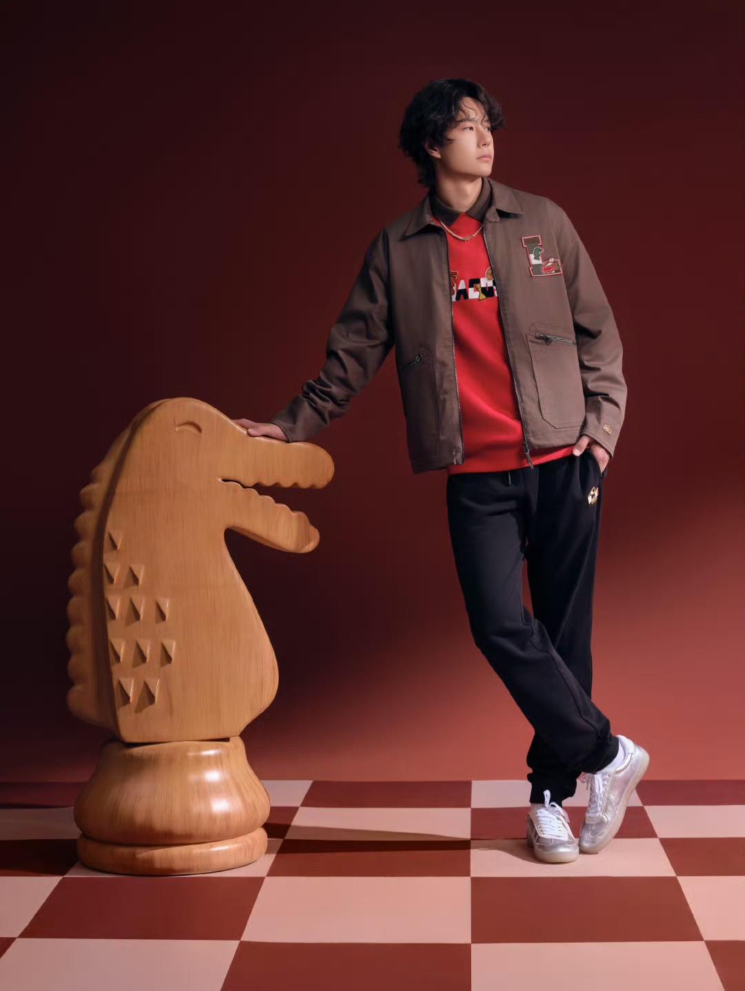 lacoste鳄鱼新春系列物料更新，全球代言人王一博轻松演绎，时尚潮酷中透着喜气