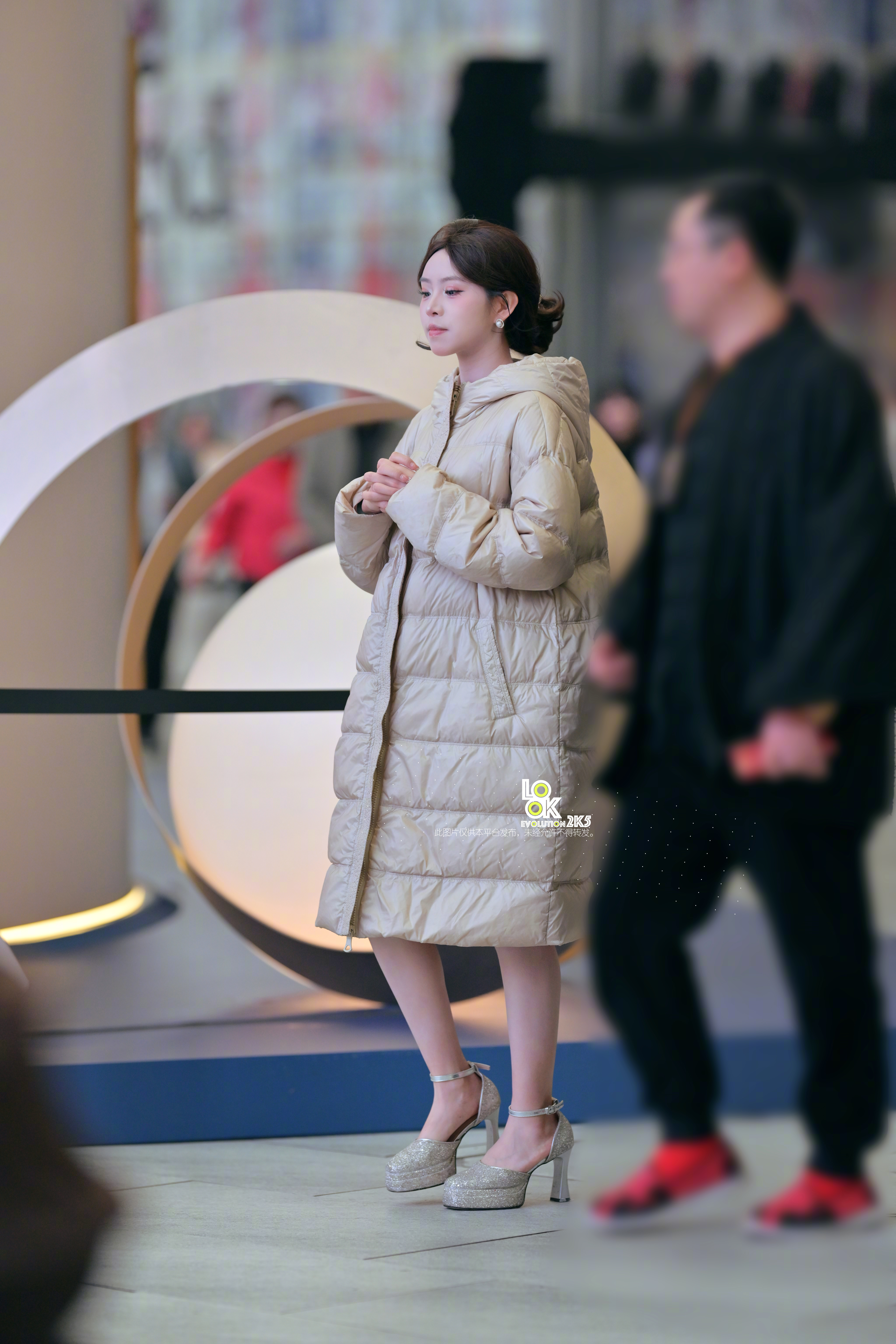 厚厚的羽绒服穿上才不冷。。。小姐姐 