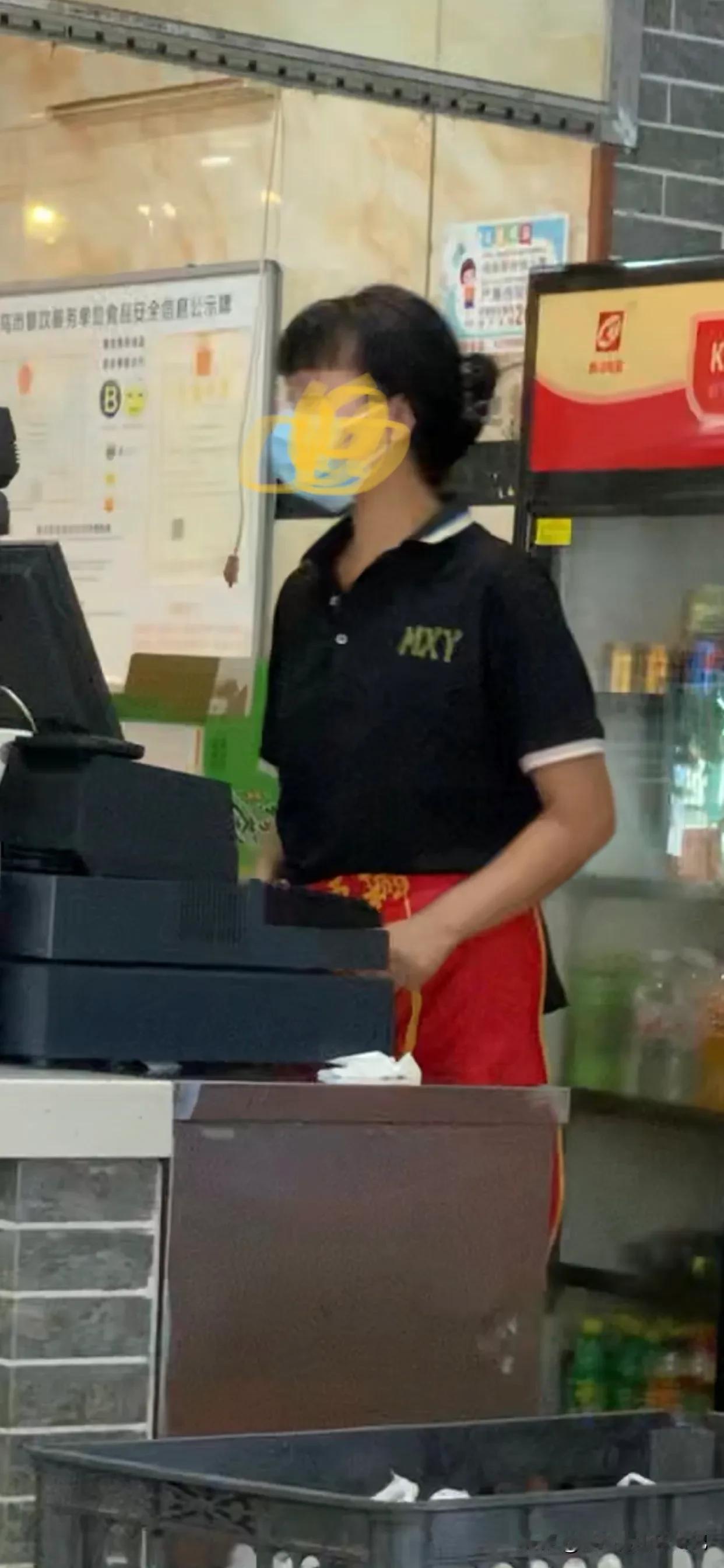 义乌家饭店的员工狗眼看人低，嫌弃农民工脏臭，素质低的人要改一下，农民工再怎么也不