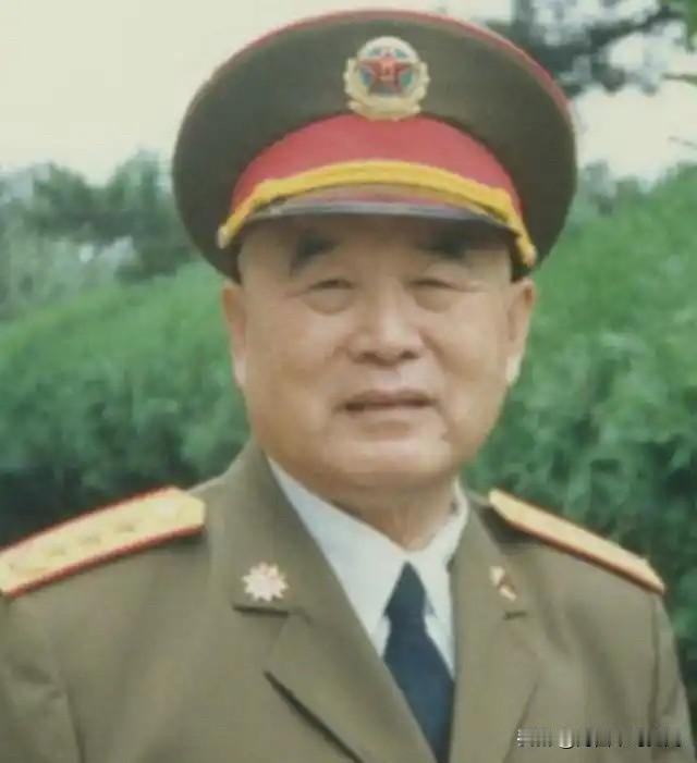 他是开国少将。1988年首批17名授予上将之一。14岁参加红军。33岁任二野12
