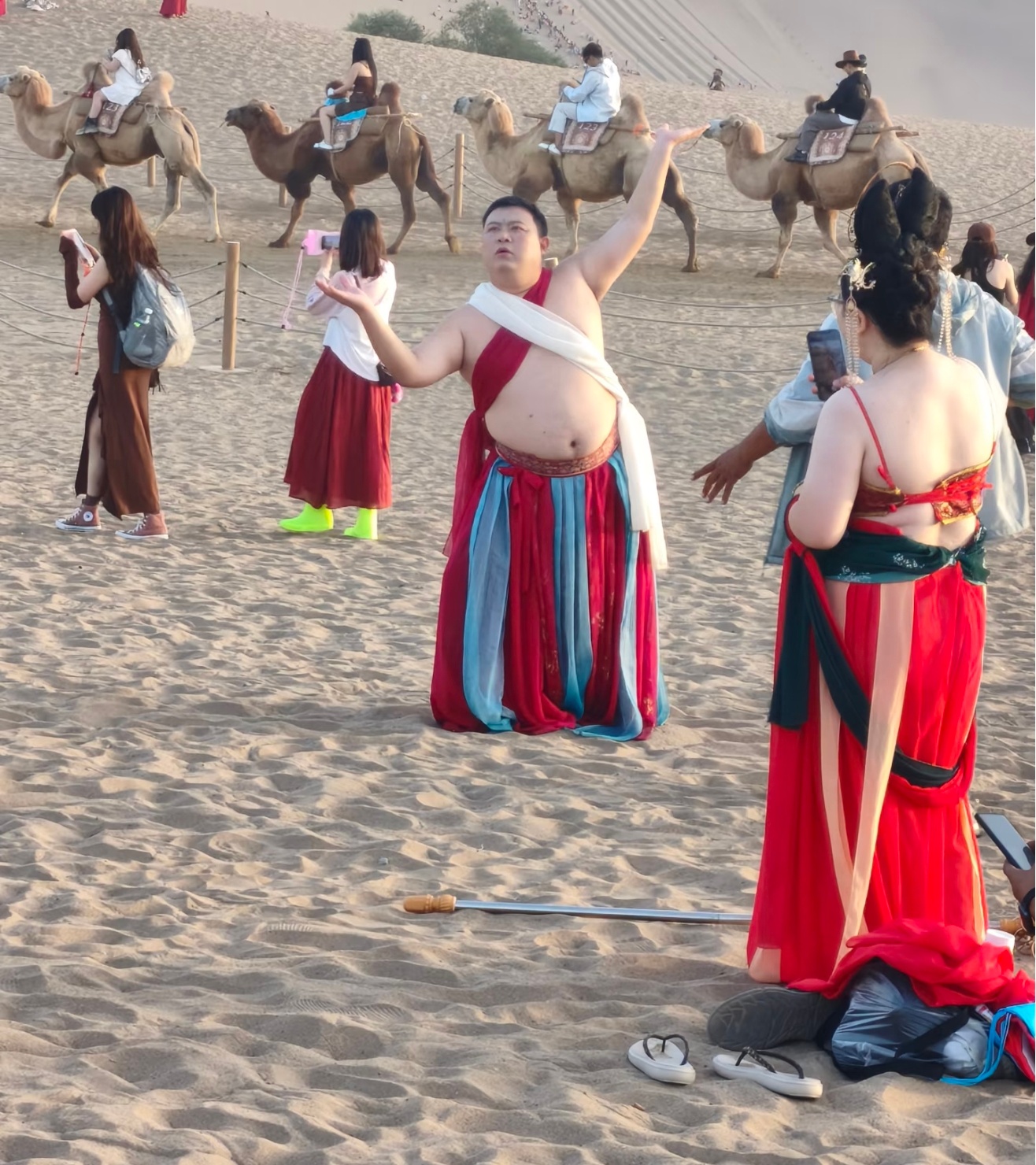 早上好 很羡慕这大哥的心态我穿着衣服都不好意思做这种动作还是太在意其它人的眼光了