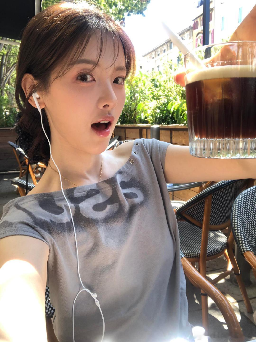 杨超越杨超越烫手的美貌杨超越用餐刀给自己打光 杨超越自己化妆自己弄头发 杨超越这