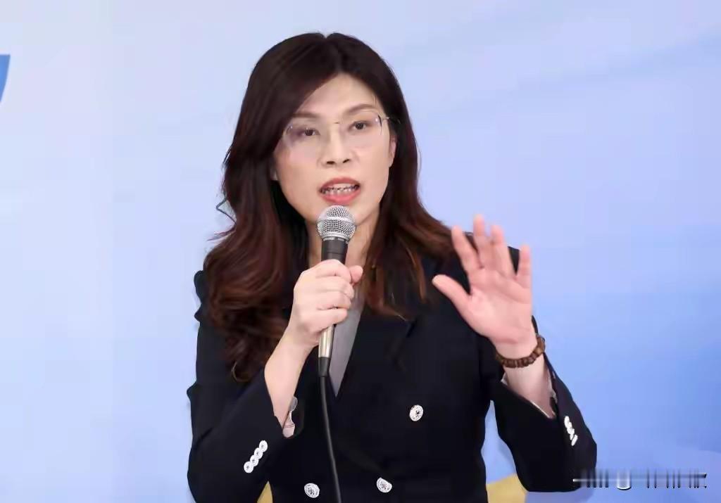 只谈和平不提统一就是两头投机？要看懂岛内选举现实
 
不少网友批评郑丽文上节目只