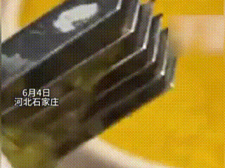 “太吓人！”河北石家庄，一顾客在外就餐点了一碗普通的小米粥，外表看着软糯温热，毫