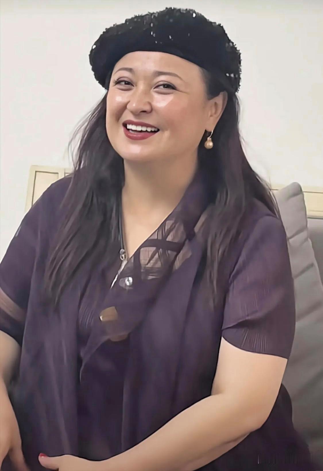 知道她是谁吗？当年在《雪山飞狐》中饰演苗若兰一举成名，那个时候的她青春灵动，现在
