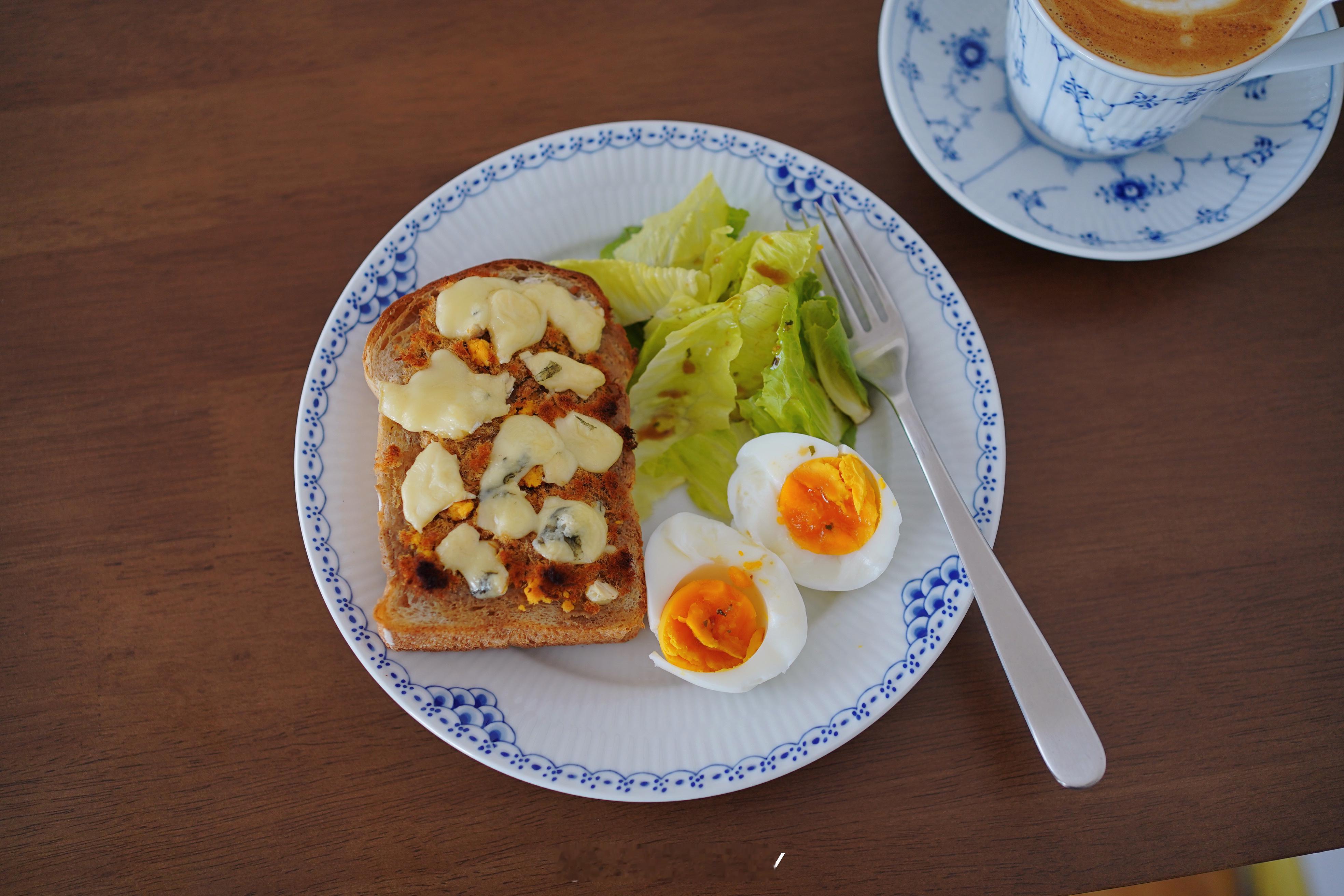 开放三明治就是：1️⃣一根主线：一定要吃的，比如吐司片和奶酪；2️⃣+抹酱：这个