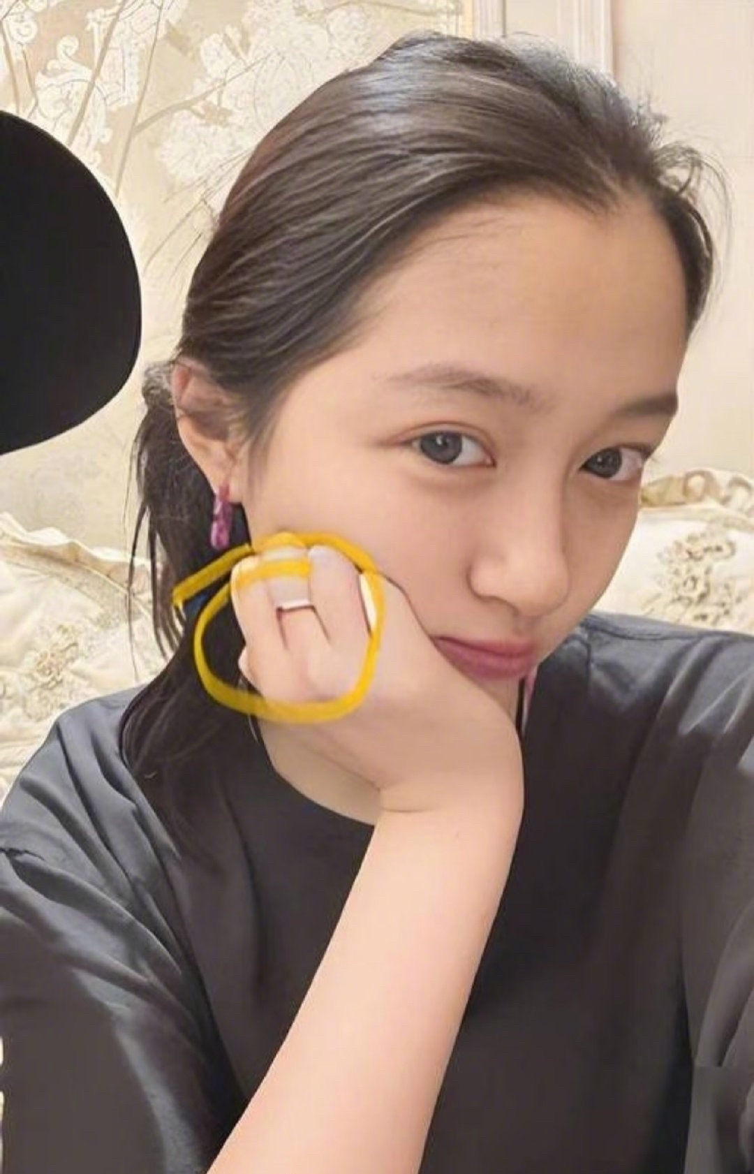 关晓彤中指戴戒指，网友猜测她是不是和鹿晗好事将近，之前俩人恋爱的时候那么多人喊分