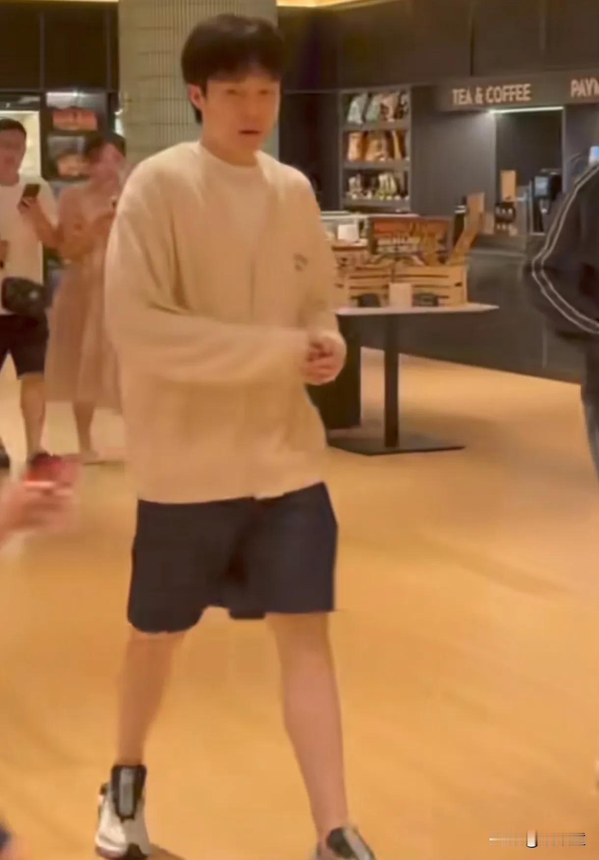 这种行为真的不好，孩子喜欢王楚钦正常，但家长应该正确引导，如何追偶像！
而不是王