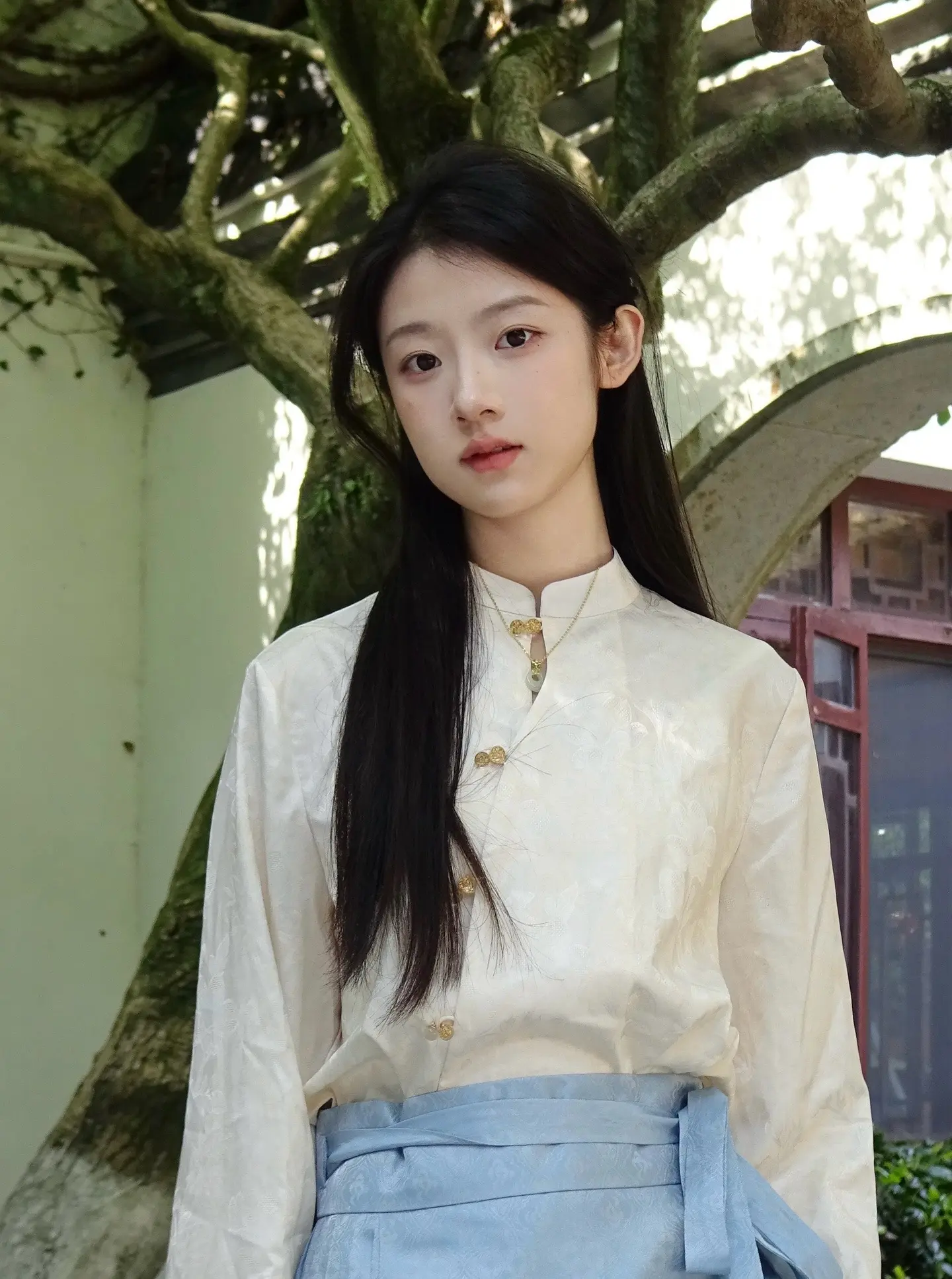 往事暗沉不可追 来日之路光明灿烂。