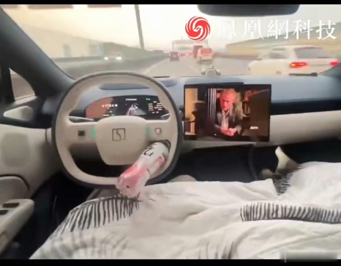 #极氪车主高速上自动驾驶时盖被睡觉#无知者无畏，按说极氪接下来要搞一次升级，比如