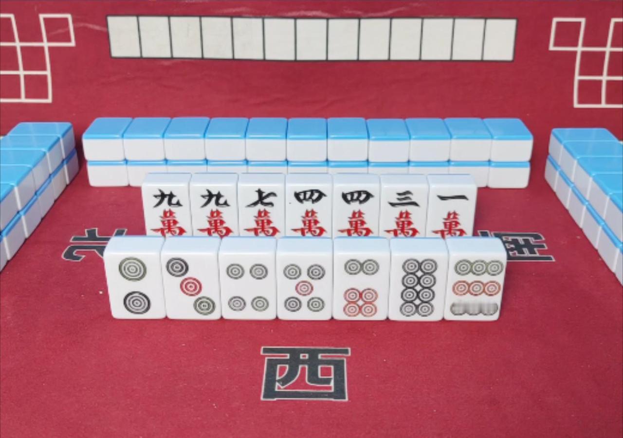 打麻将想要胡的快，一定要记住这句话：臭张更好胡。

来看这手牌，分解之后是六搭，