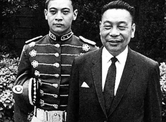 1988年，蒋经国在台北病逝，深夜时分，灵堂里却来了两个神秘的男子，这两个男子故