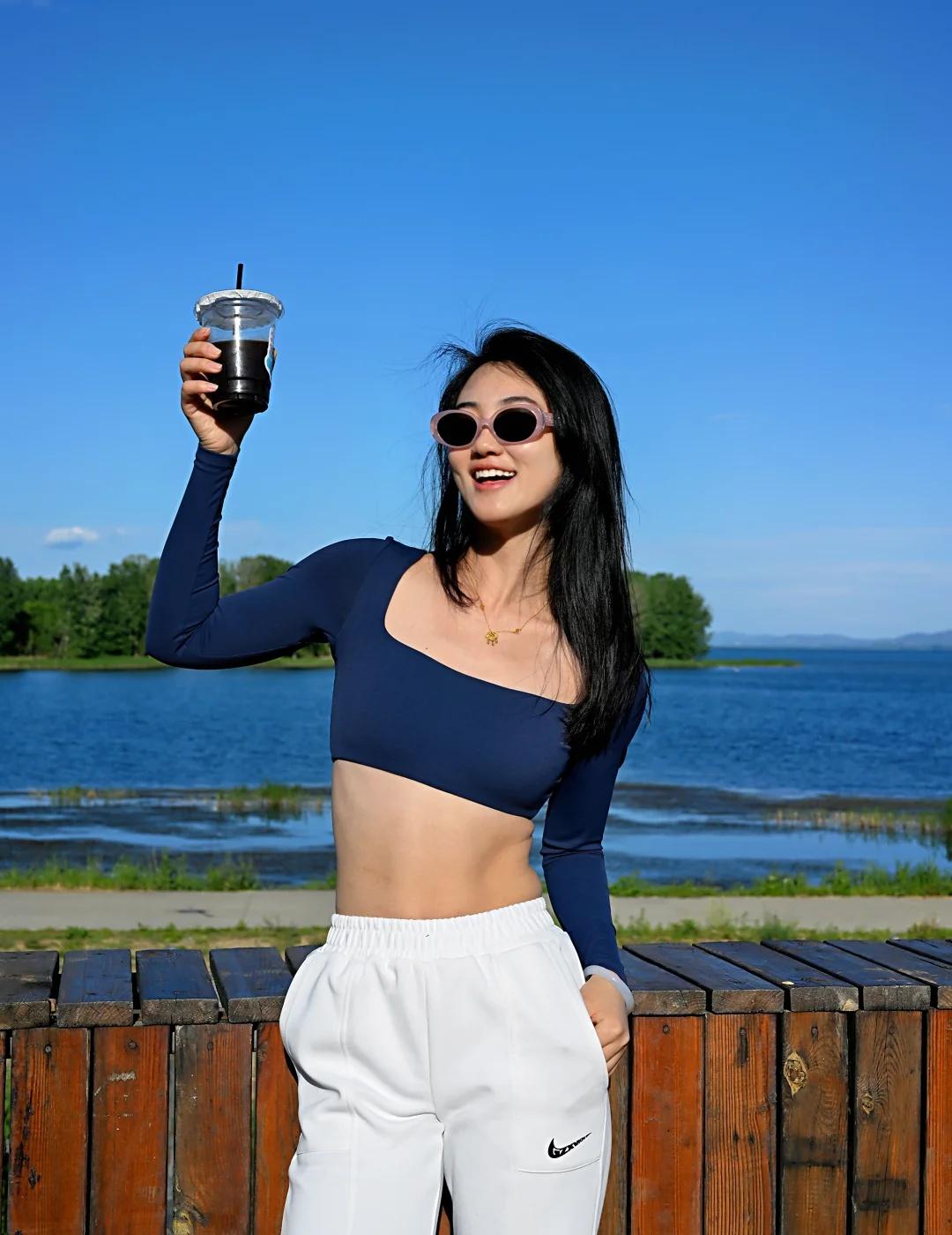 阳光是最好的滤镜！
生来热烈和自由 运动女子范儿 随性洒脱爱自由 太阳光下的滤镜