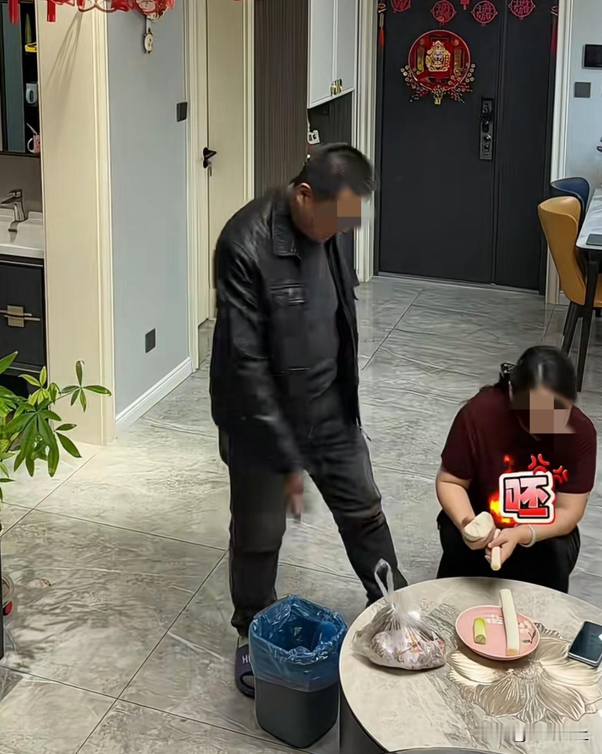 近日，一对夫妻因家中琐事吵架，老公没有争执不休，而是默默出门，买回一只香喷喷的烧