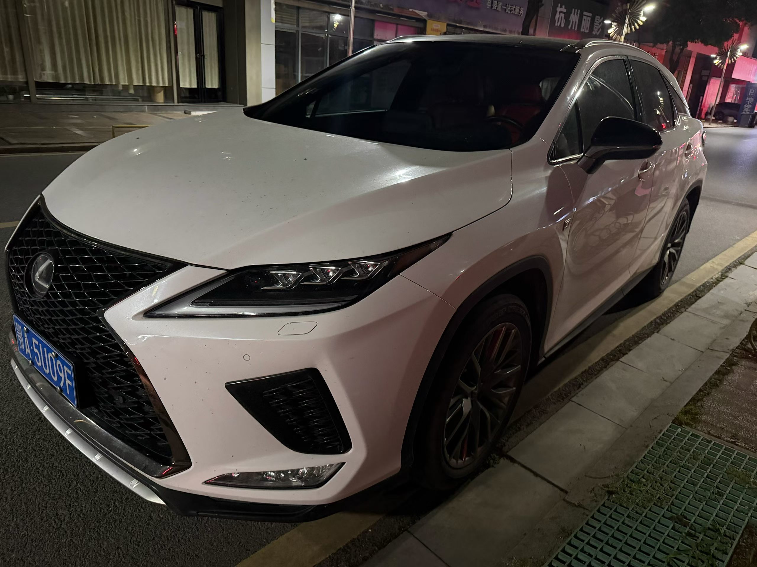 拿下20年雷克萨斯RX300四驱sport，新车50.9，一手私家车，经典白配红