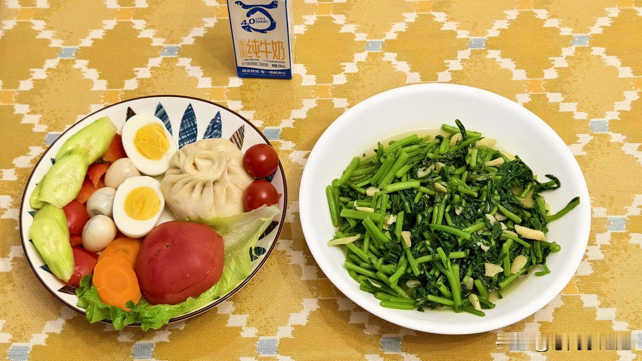 今天早餐炒了一大盘子蒿子秆。一包是七两，觉得做两次有点少，就都炒了，这一大盘子吃