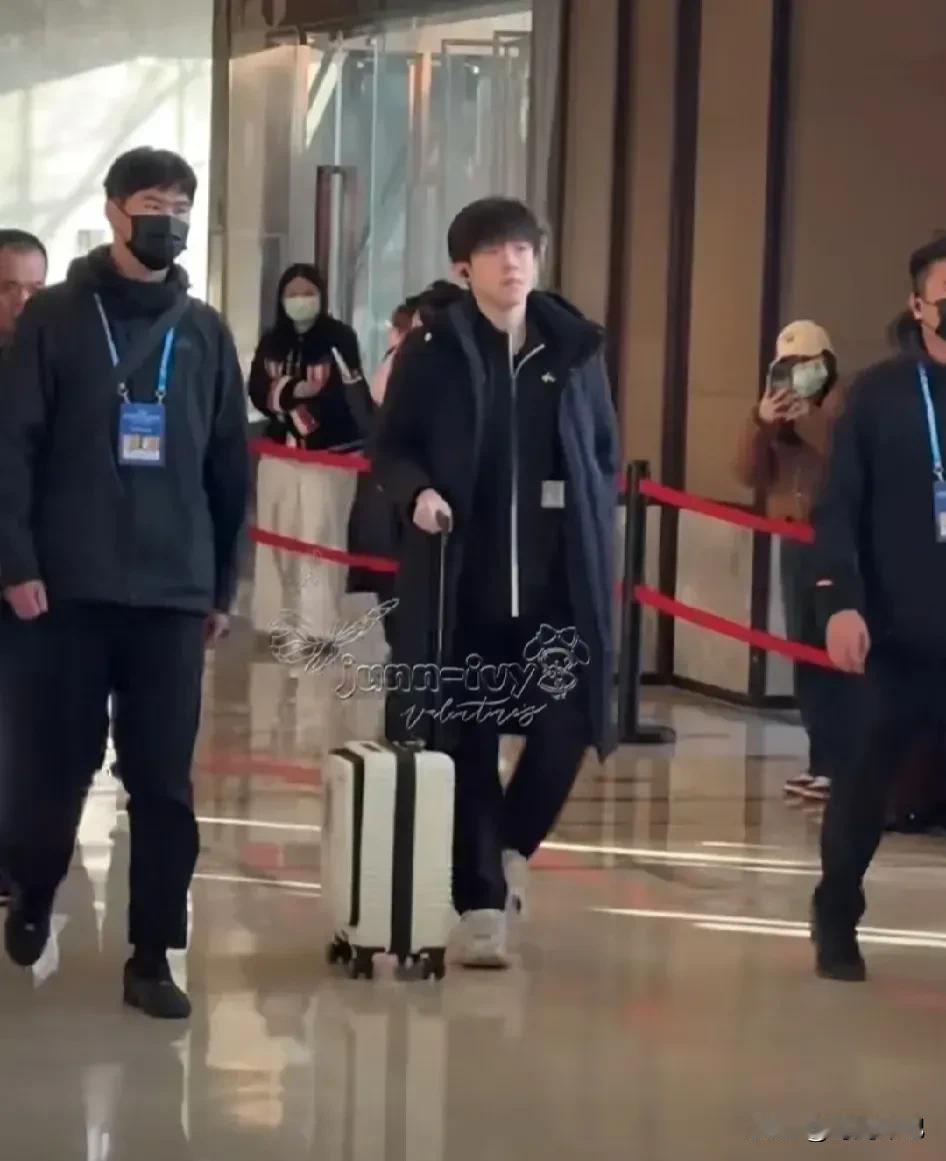 万万没想到，今天一大早就看到了新鲜的大头容光焕发的出现在大家的视野中，看起来身体