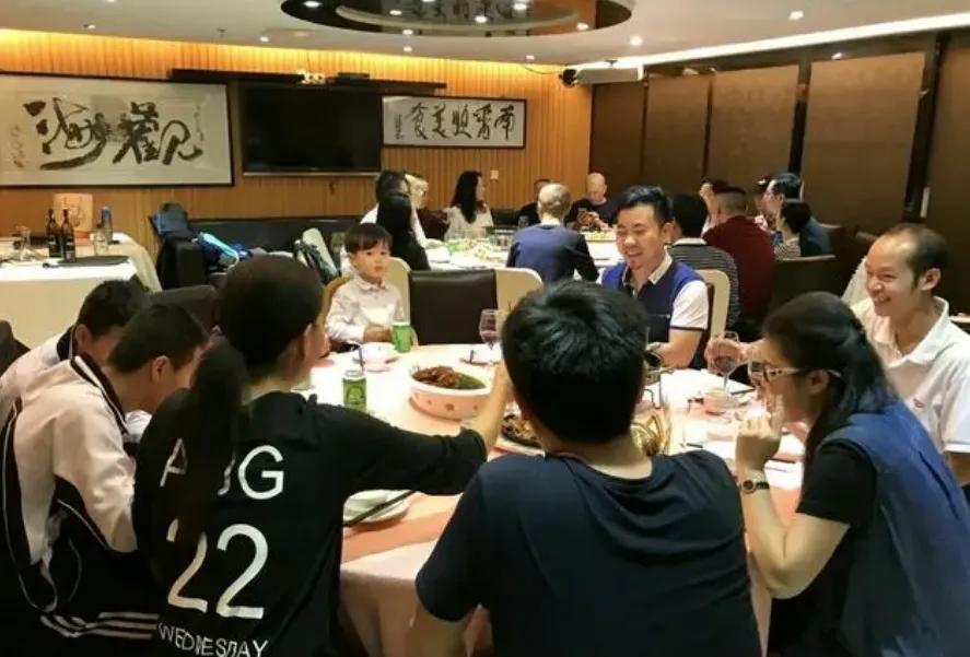岂有此理！临近清明，老婆家组织家族聚会，我前去参加，随了2000红包，带了2箱白