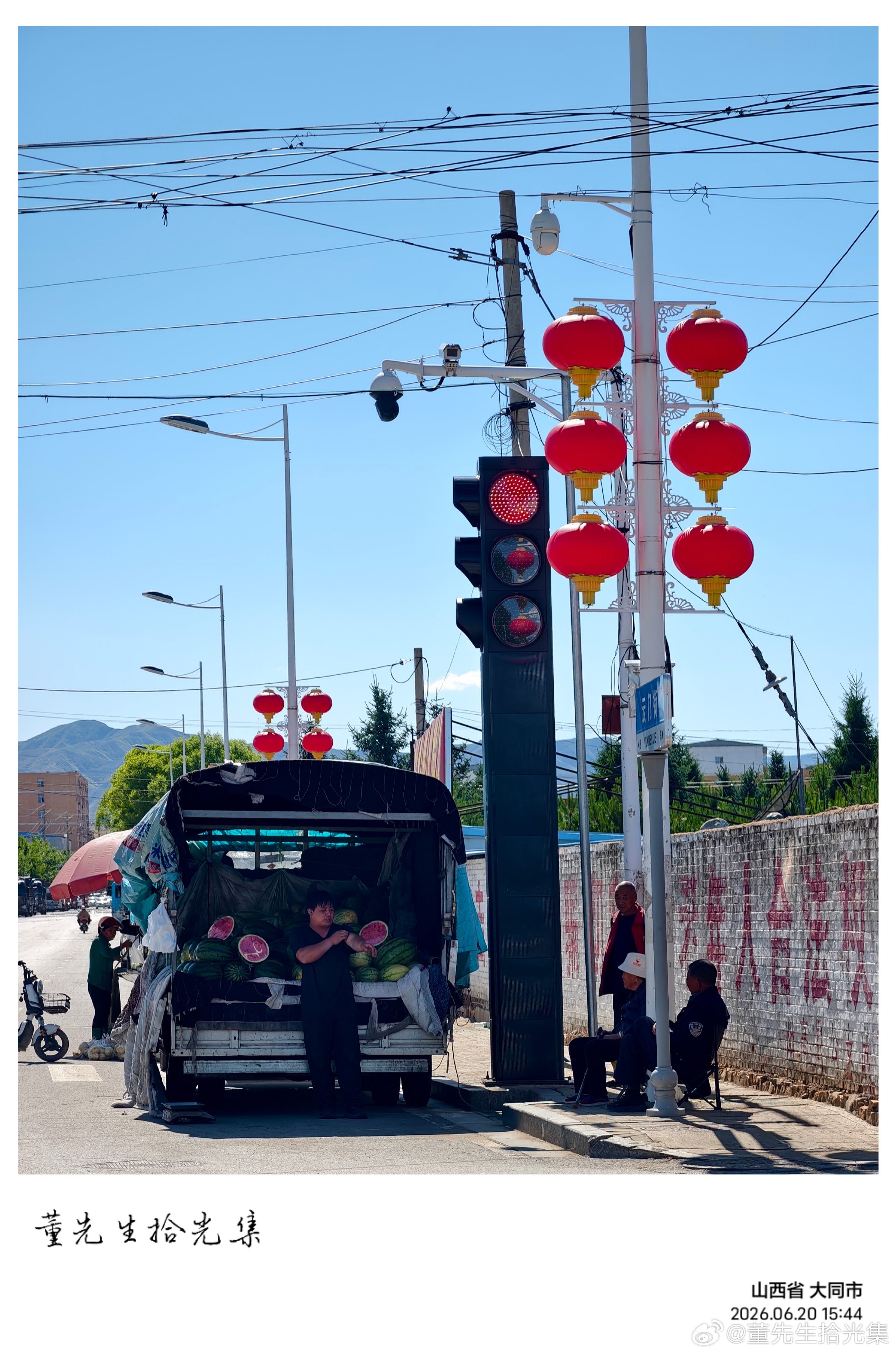 鹧鸪天·街隅夏市艳日浮空线缕长，红灯簇簇缀街旁。瓜香漫引车停巷，鬓影闲依壁晒阳。