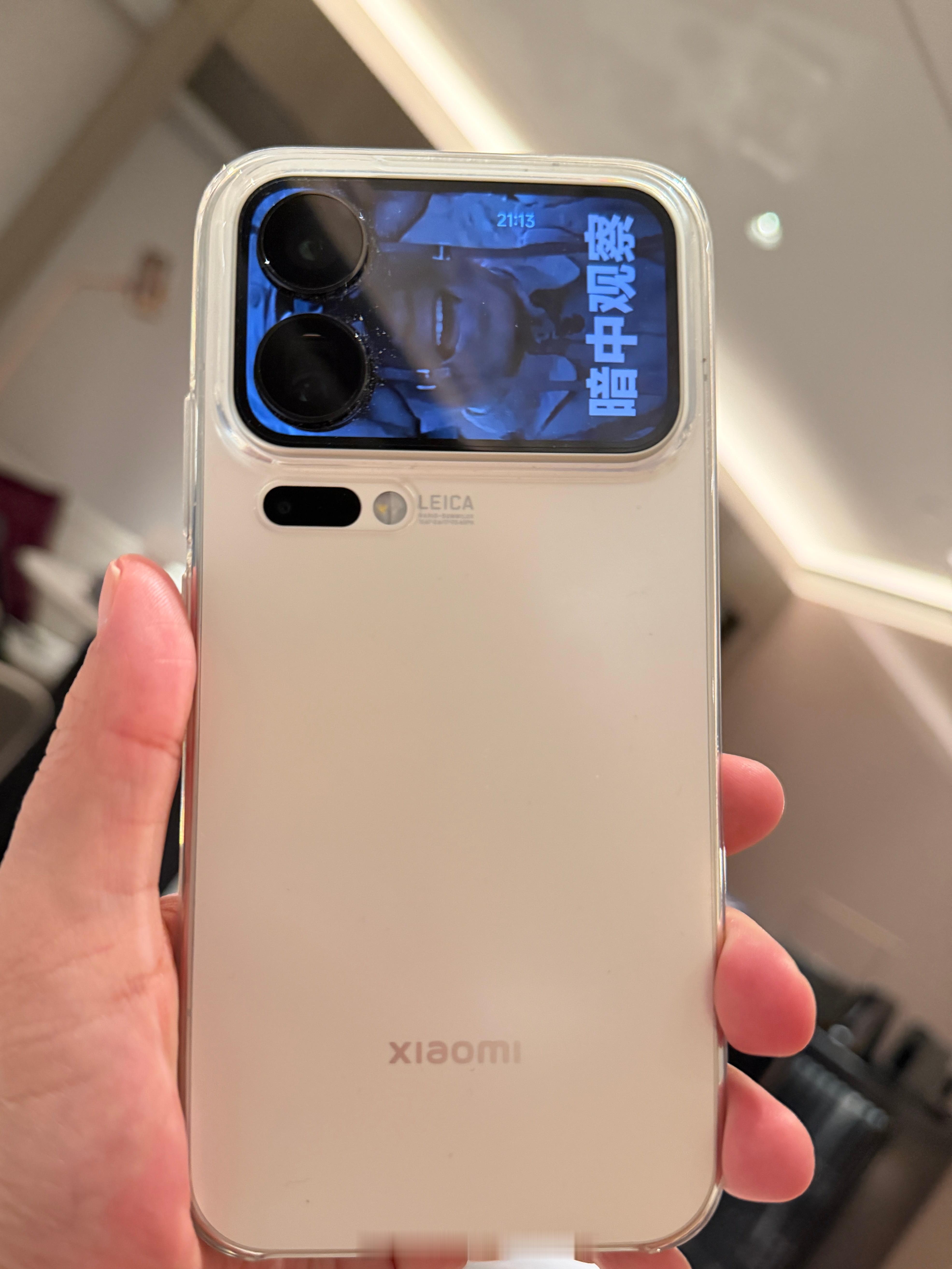 小米17与苹果软硬合拍我现在出门带这两台手机，确实挺互补，两台手机之间传输视频和