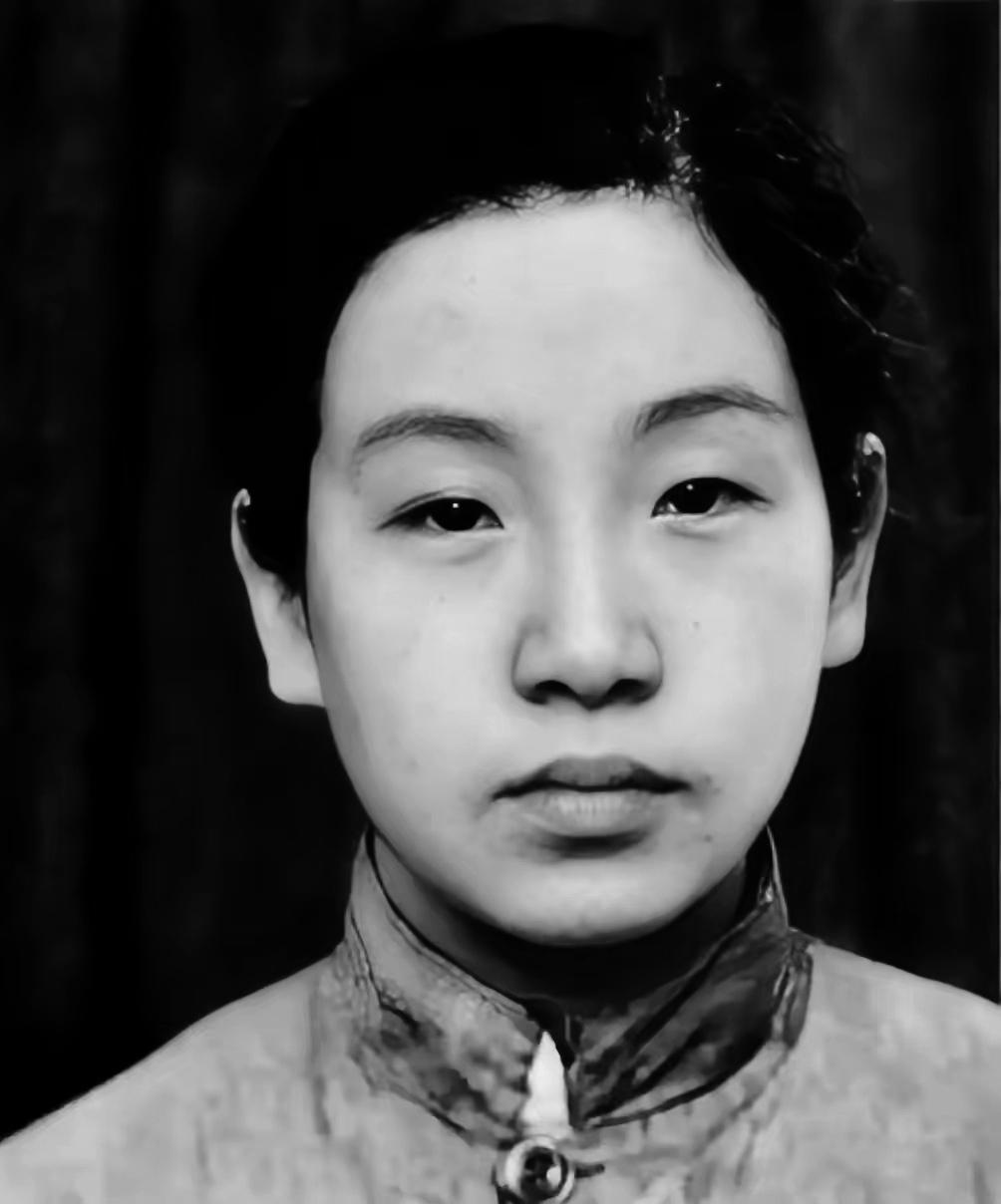 1948年，邓惠中被拖进渣滓洞刑房时，浑身是伤。特务没用烙铁，也没上竹签，而是拎
