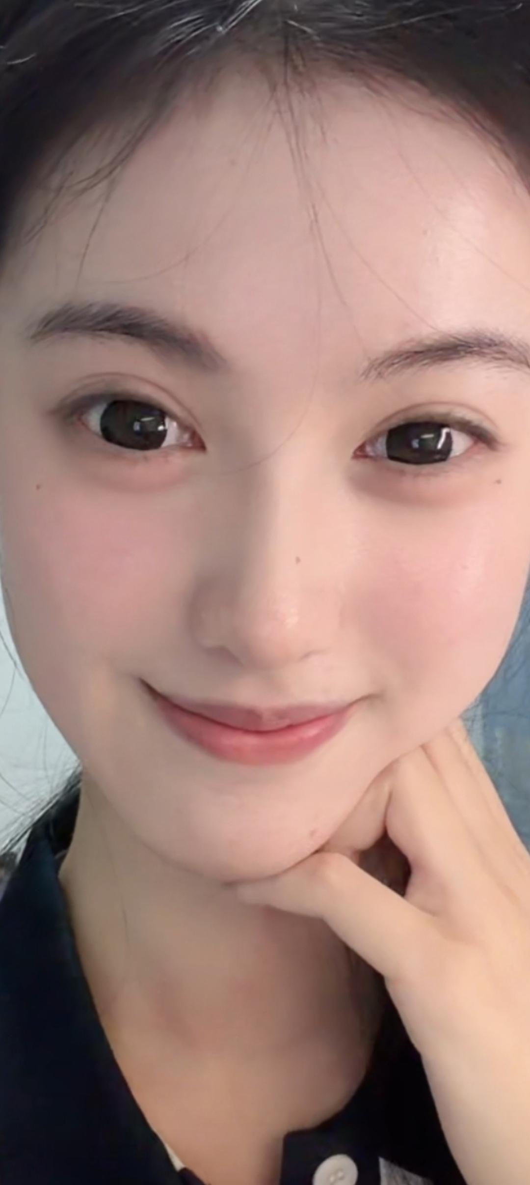 这姑娘笑起来真可爱！