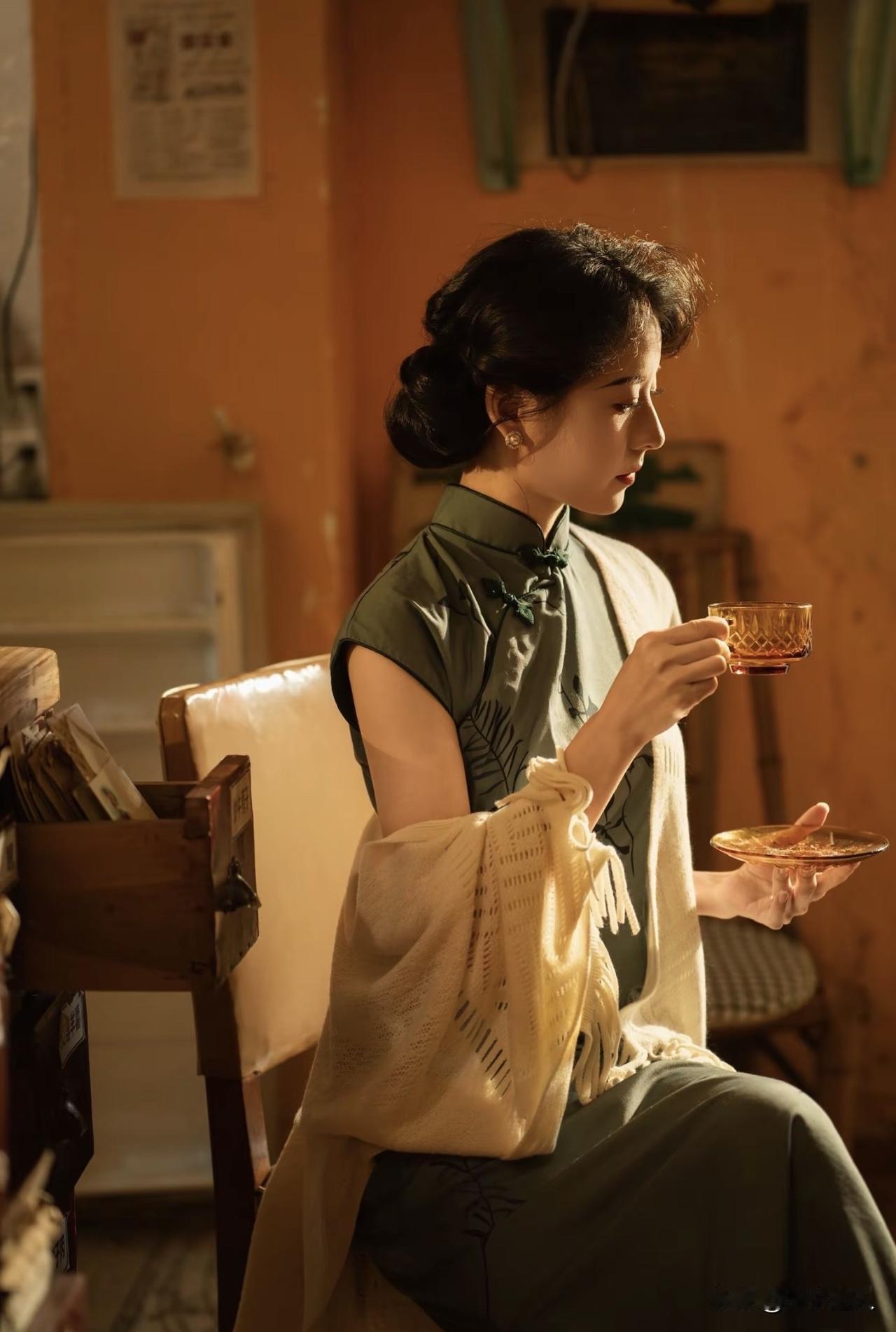 新思维：左手发财，右手发情

世人总叹人生多艰，却鲜少窥见，那“艰”的内核，从来