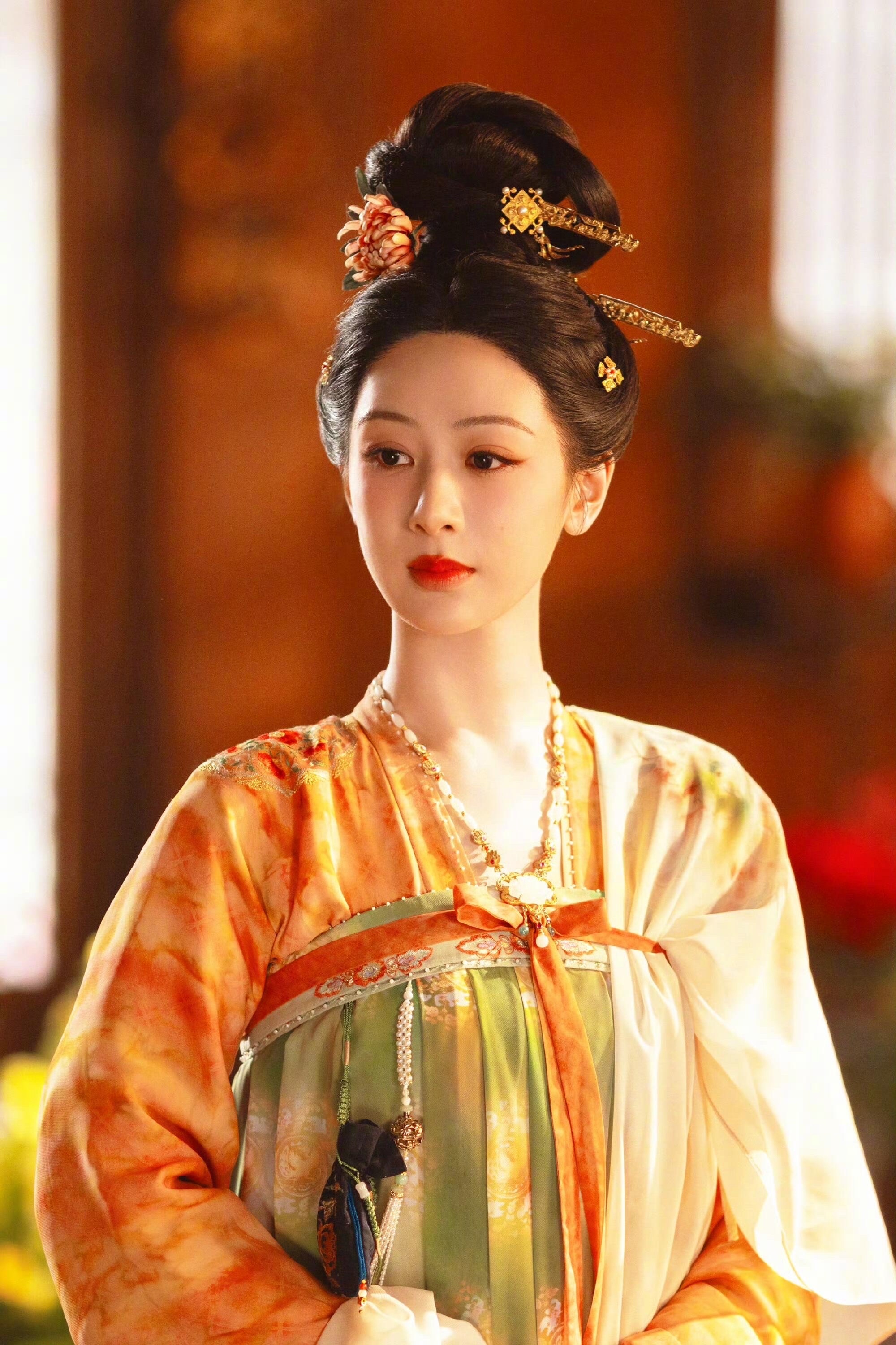 杨紫扛剧能力 业内公认杨紫能保证一部剧的下限，招商能力也可圈可点，但也有认为她的