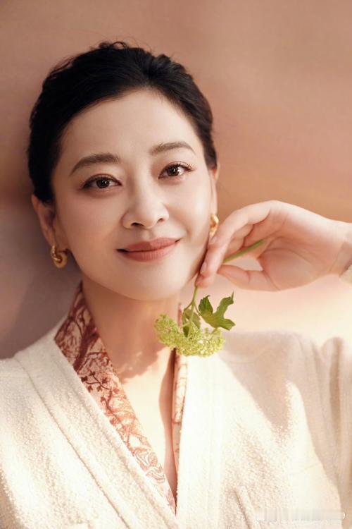 伯乐亦是故人！叶大鹰大力提携梅婷，一段往事令人唏嘘✨
 
提起梅婷，不少人会聊起
