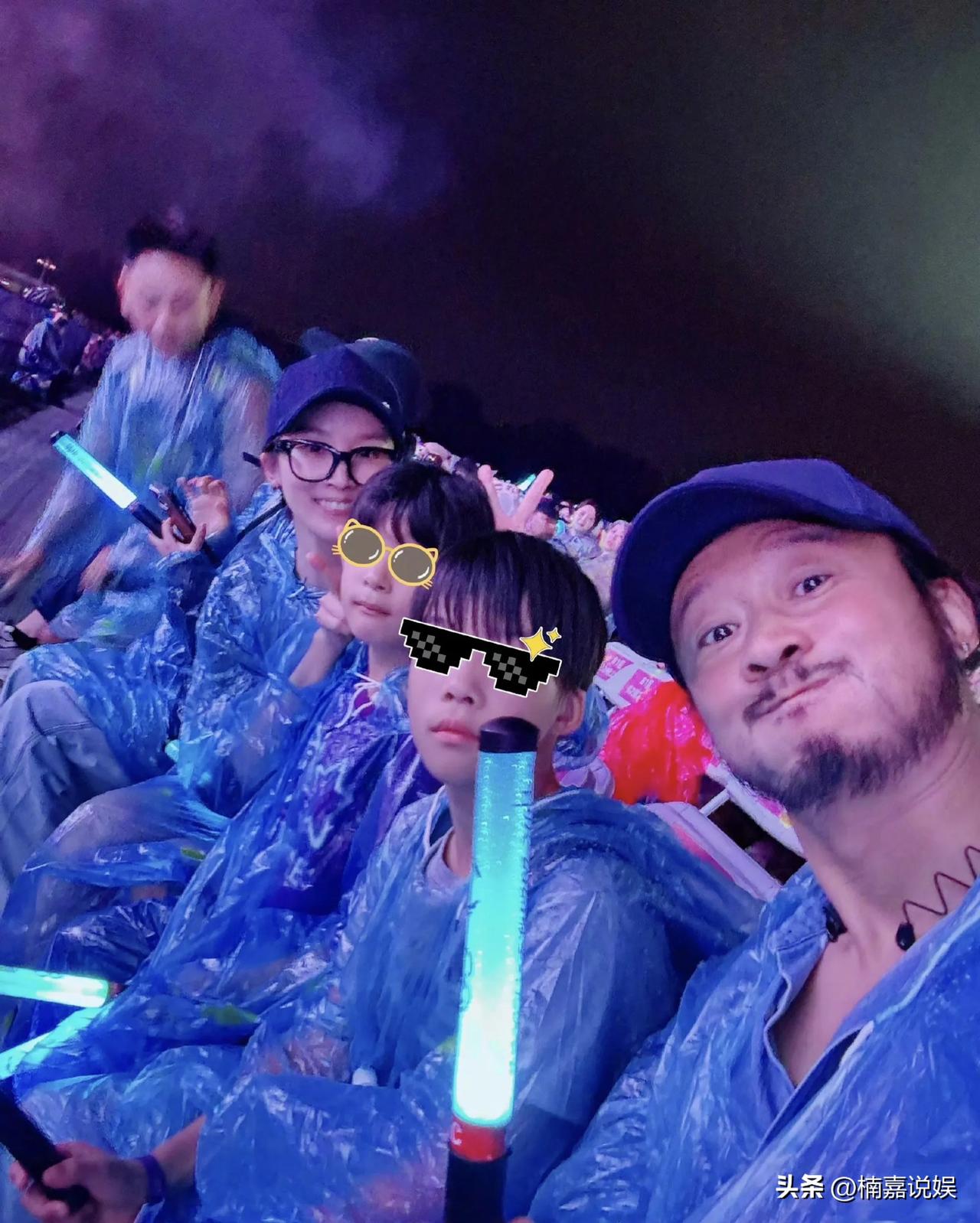 吴京谢楠一家四口现身薛之谦演唱会。
四人都穿了雨衣，吴京一脸的胡子拉碴，对着镜头