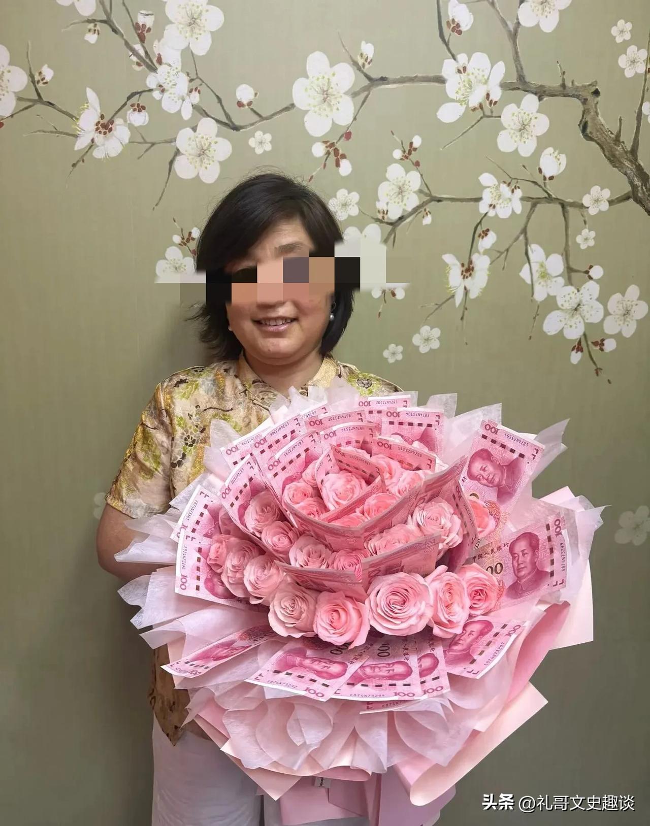 这位妈妈太幸福了，自己过生日的时候，女儿用自己一个月的工资编了一束花，亲自送到妈