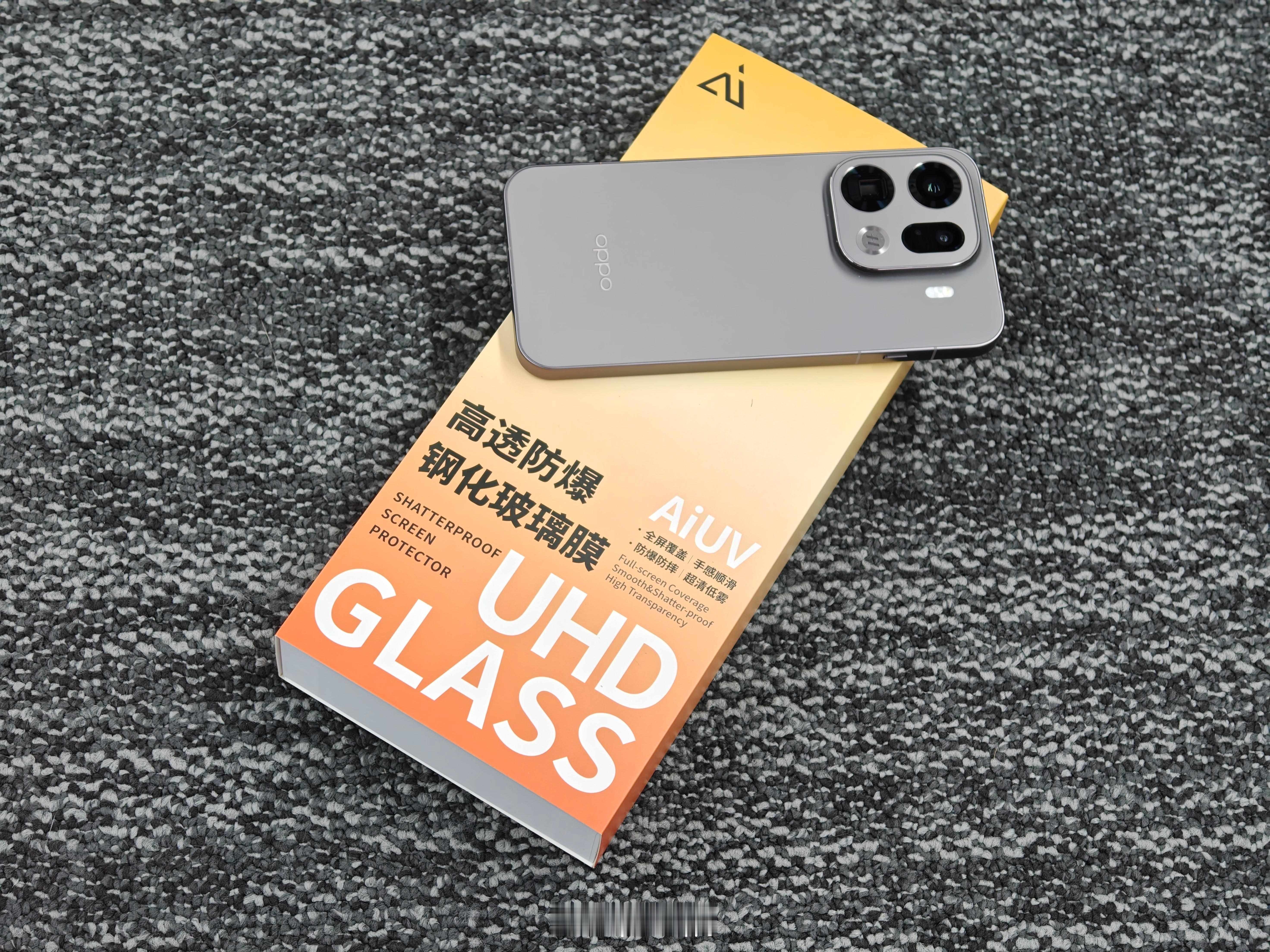 X9 Pro的出厂膜被小伙伴糟蹋得不成样子了，还是给它换上钢化膜吧，贴膜神器+直