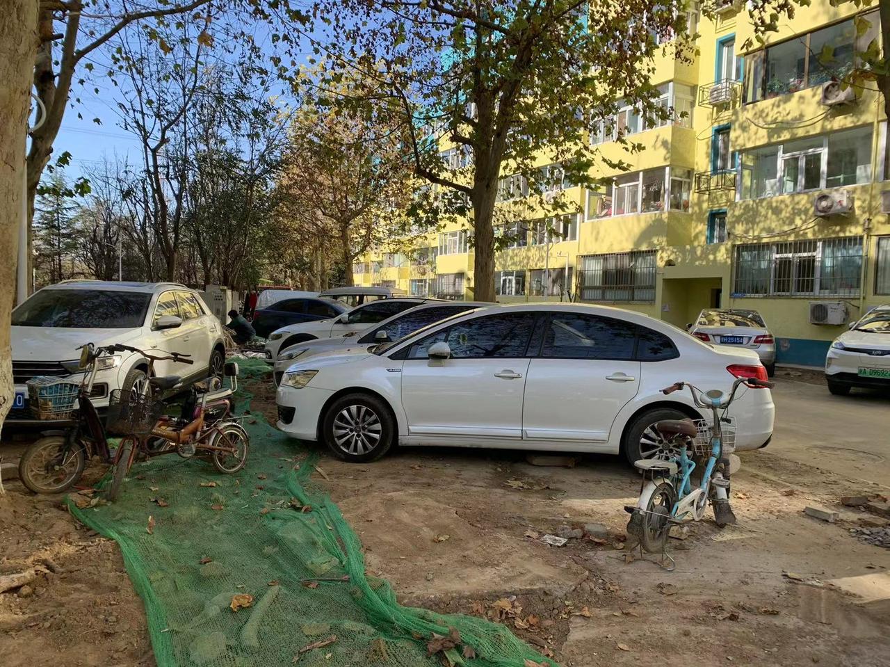 老旧小区停车难到停上绿化带，回来晚连缝都找不到，你家也这样吗

我们小区一到晚上