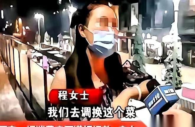 “啪！”
一个玻璃杯被老板狠狠砸在地上，碎片溅到邻桌脚下。他指着账单，脖子上的青