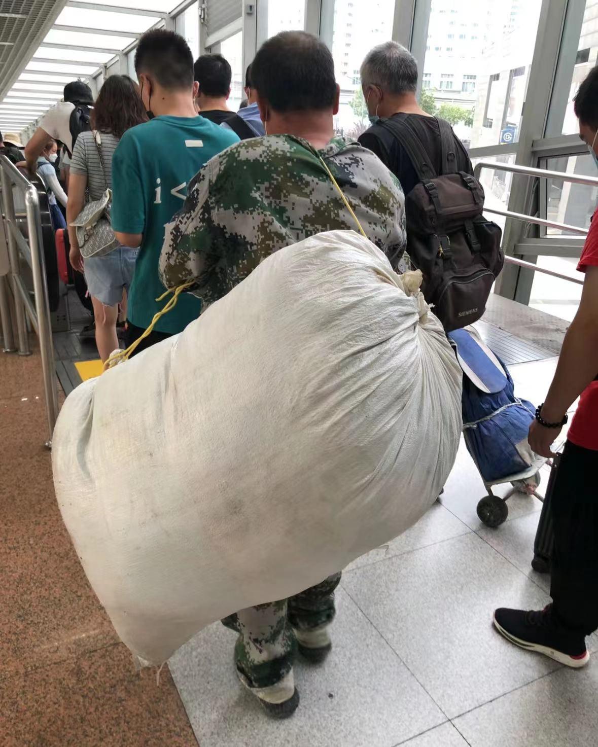 万万没想到！我们的工程结束1个月了还没发工钱，10名农民工一起去包工头家里讨薪，