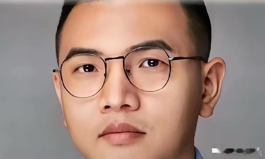 卢克文发文指出，某些人真的很天真，还在幻想“外来和尚”能解决东方大国的根本问题。