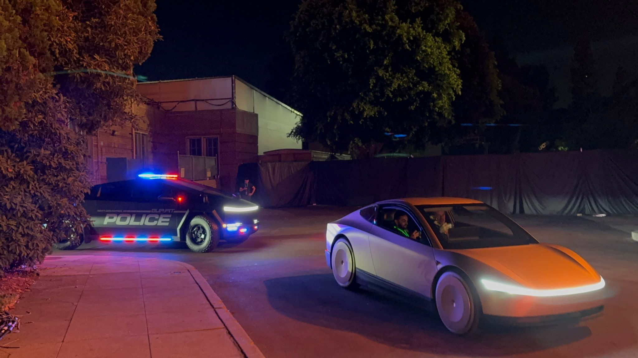 Cybertruck改装的警车和Cybercab无人驾驶出租车 ​​​