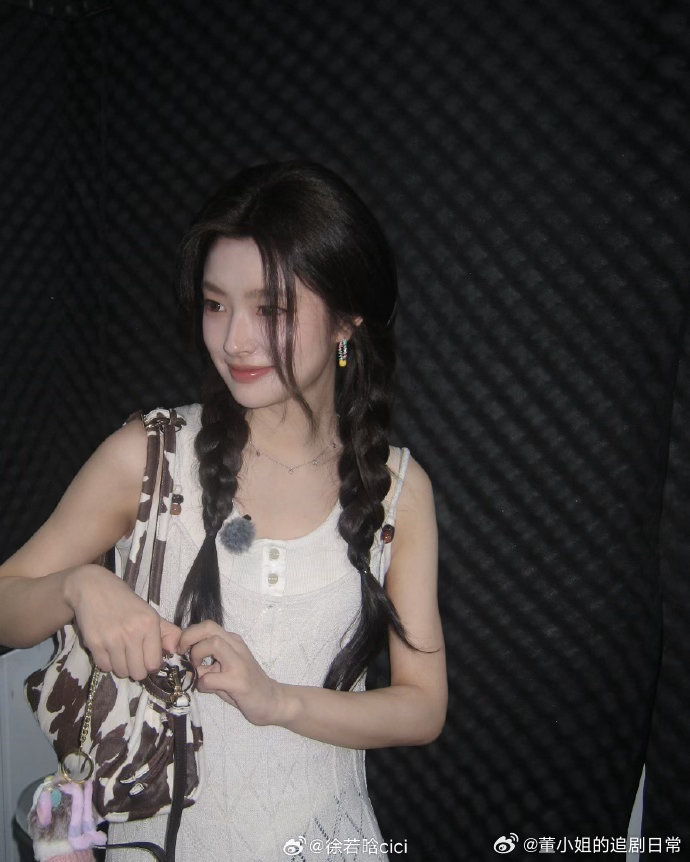 徐若晗徐若晗看史铁生散文徐若晗分享史铁生散文 随手分享的句子都很有深度，不只是好