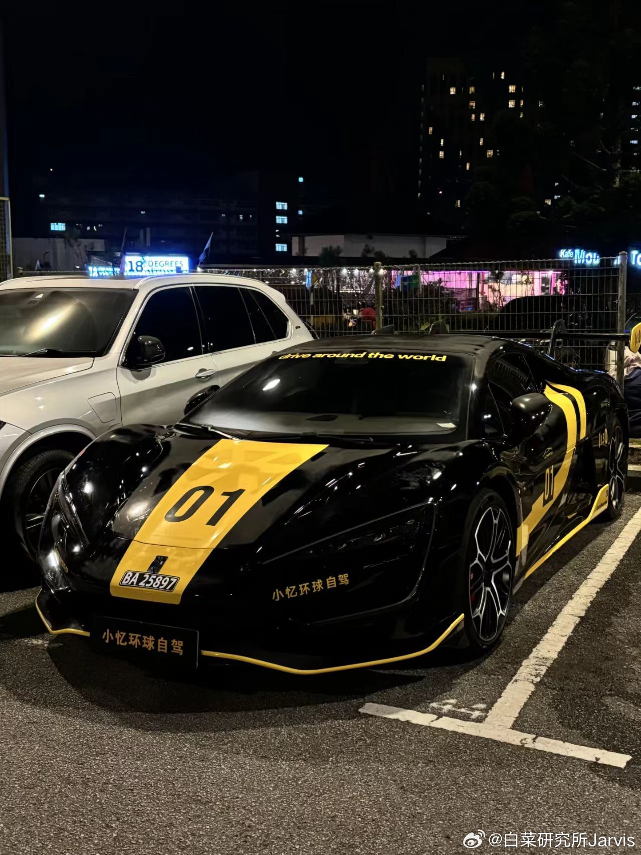 小忆又开着U17去马来西亚了突然想问，小忆缺不缺司机啊，毕竟一个开两台车也不方便