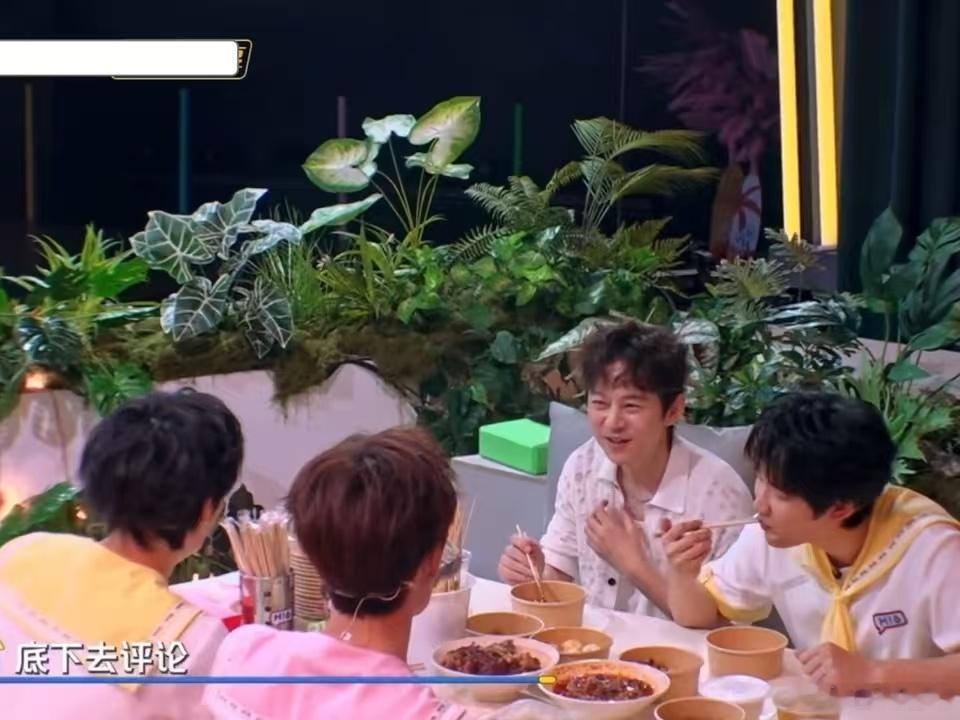 何炅丁程鑫模仿唐艺昕烫嘴rap何炅丁程鑫到处吃瓜你好星期六 你们觉得熟知圈内各类