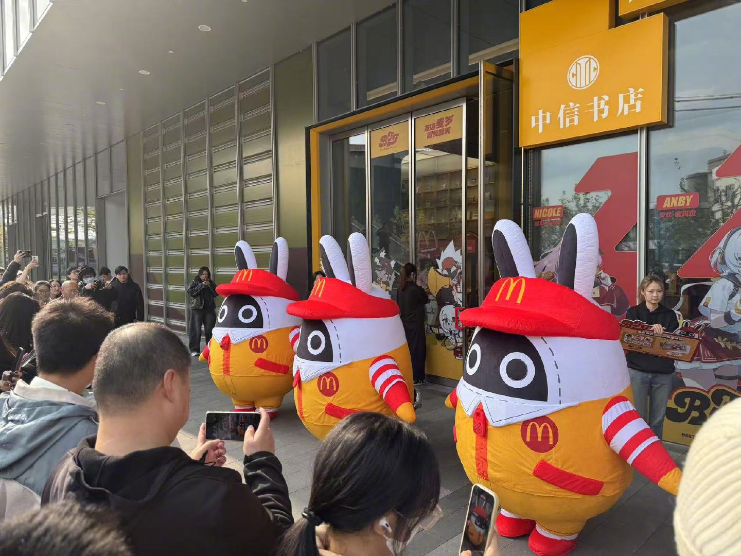麦当劳爆单了  今日《 绝区零  》x麦当劳联动正式开启，据前线情报，各个店里都