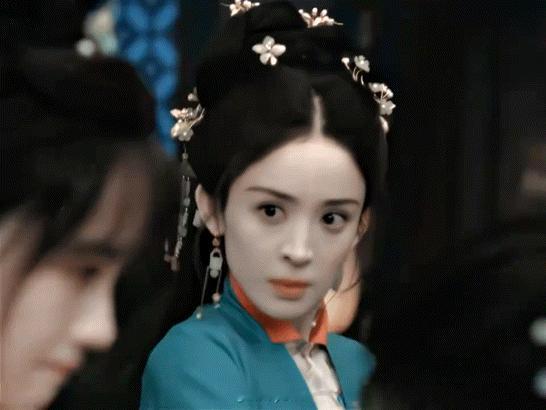 娜扎赵嘉敏演恨海情天姐妹家族对峙是表，渴望独宠是里。荣筠茵在家族争夺中更想隐秘地