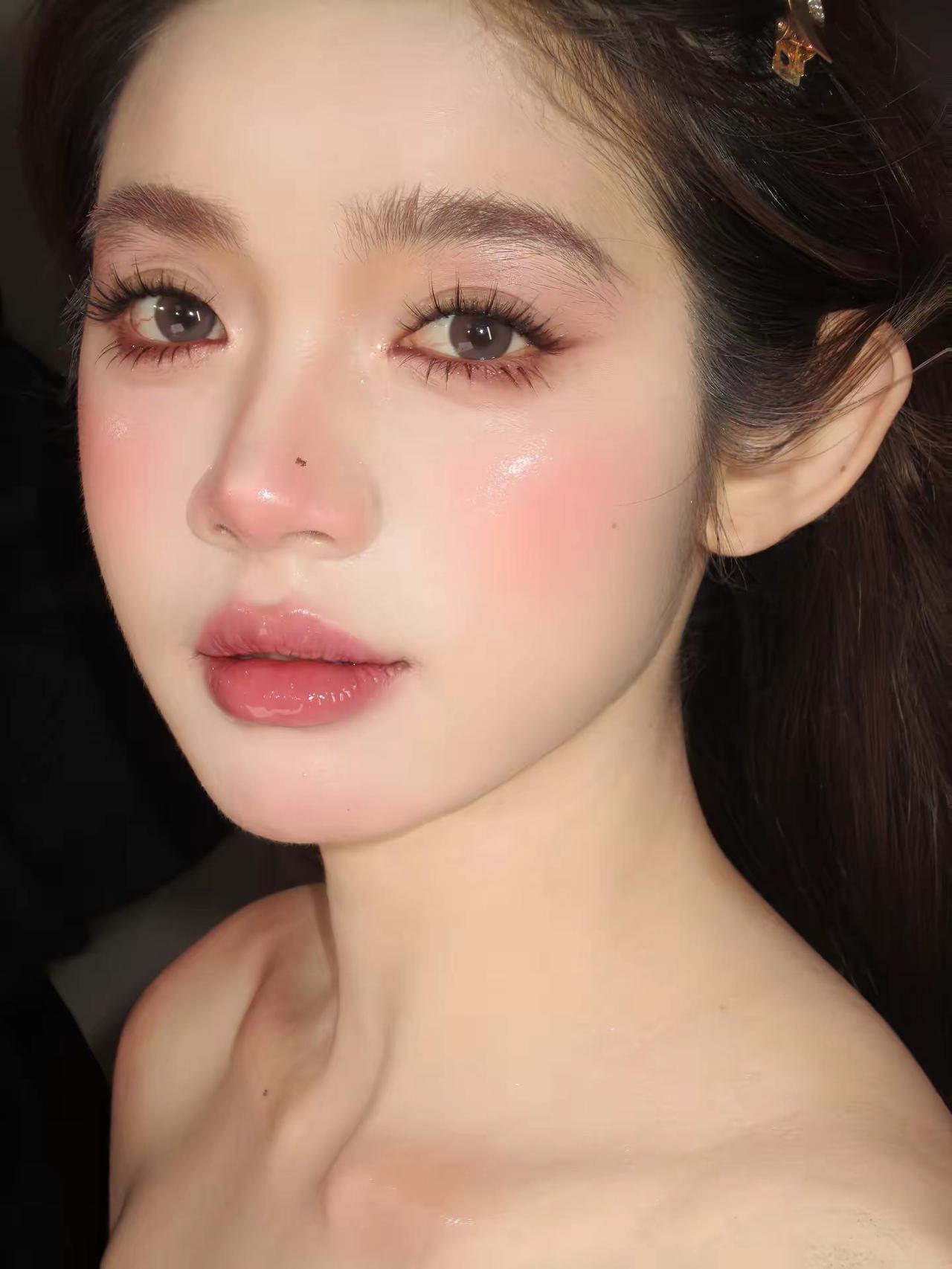 感觉这个妆像是泡在水里的。妆容 水光肌 新娘婚礼跟妆